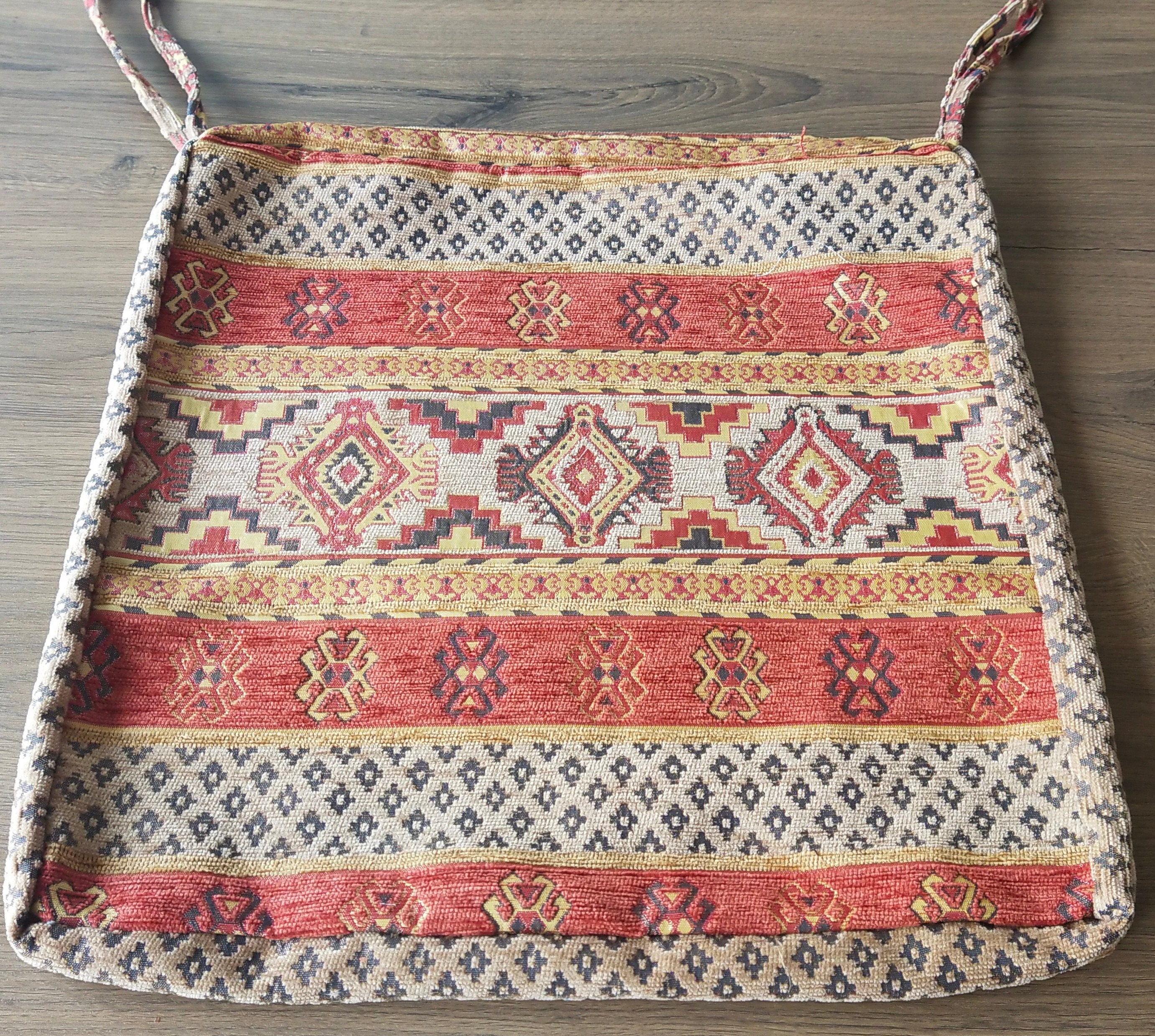 Triangle shaped top seat cushions