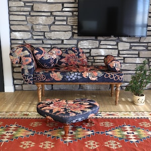 Gepolstertes Sofa mit Blumenteppich, orientalischer Lounge-Sessel, Polstersofa mit Fußhocker, Ruhebank, Schlafzimmerbank mit Tisch
