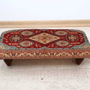 Etnisch accent, houten poten, tapijtpatroon, comfortabele rust, lage kruk, lage kruk, rustkruk, vintage minnaarcadeau