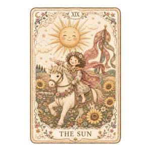 Op de afbeelding: Een rechthoekig wandkleed met een tarotkaartontwerp getiteld THE SUN met Romeins cijfer XIX. Het toont een lachende zon boven een kind met een bloemenkrans op een wit paard in een veld vol zonnebloemen en kleurrijke wilde bloemen.