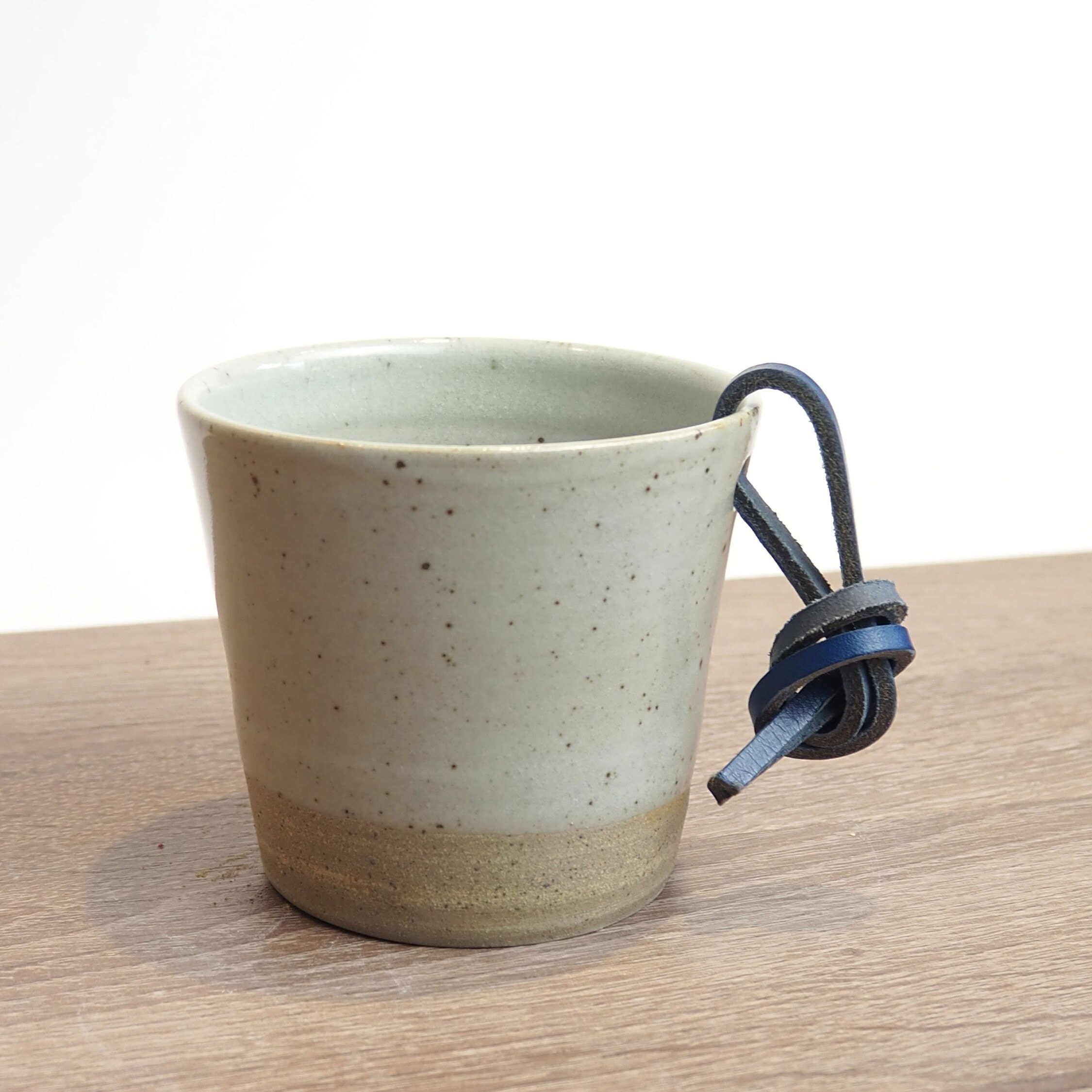 Gobelet Artisanal en Grès Pyrité, avec Anse Cuir