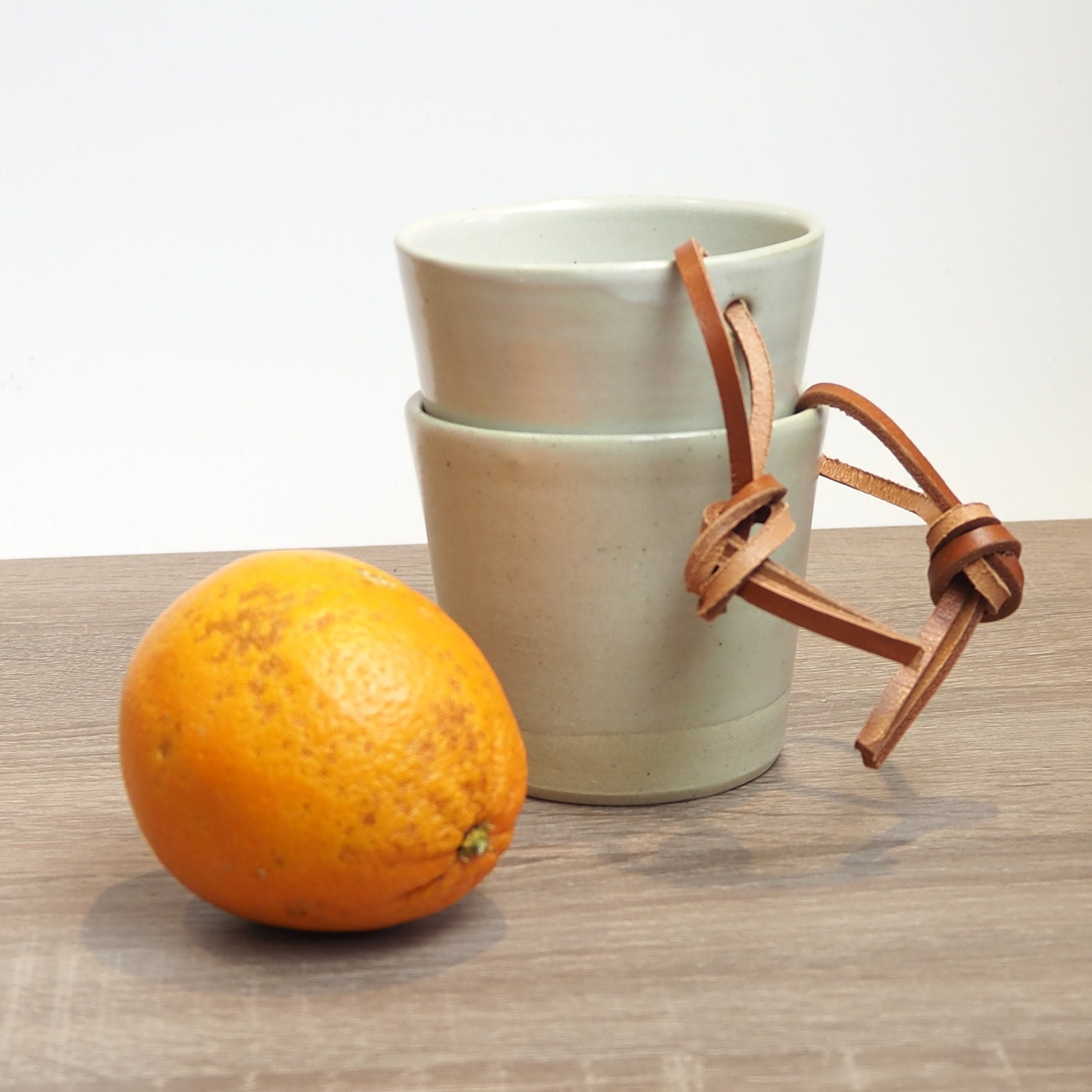 Gobelet Artisanal en Grès avec Anse Cuir Coloré