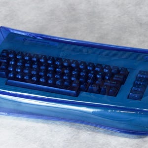Premium PVC Dust Cover – Commodore C64 / VC20 / C16 – Clear & Colored Transparent – Handmade 0.35 mm – Vintage Computer Protection