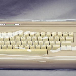Housse anti-poussière en PVC Flex Edition – Commodore C64 Maxi, C64 Ultimate – Transparente et colorée – Faite main 0,2 mm – Protection pour ordinateur vintage