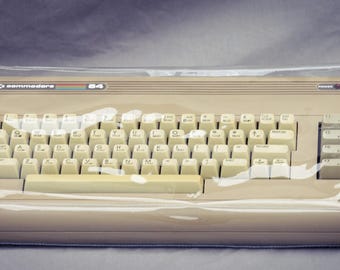 Housse anti-poussière en PVC Flex Edition – Commodore C64 Maxi, C64 Ultimate – Transparente et colorée – Faite main 0,2 mm – Protection pour ordinateur vintage