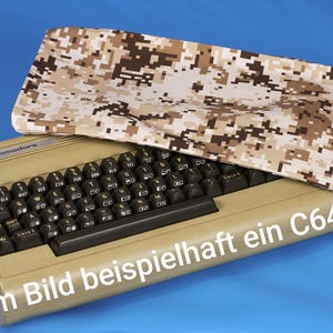 Pode incluir: Um computador Commodore 64 bege com teclado preto e uma capa com padrão de camuflagem. O texto "Im Bild beispielhaft ein C64 I" é visível no computador.