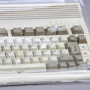 Housse anti-poussière en PVC Flex Edition – Commodore Amiga 600 – Transparente et colorée – Faite main, 0,2 mm – Protection pour ordinateur vintage