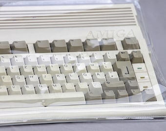 PVC Dust Cover Flex Edition – Commodore Amiga 600 – Clear & Colored Transparent – Handmade 0.2 mm – Vintage Computer Protection