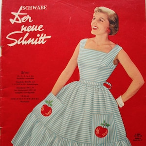 Può includere: Una copertina di rivista vintage intitolata SCHWABE Der neue Schnitt su sfondo rosso. Presenta l'illustrazione di una persona che indossa un abito senza maniche a righe azzurre e bianche con gonna ampia, due grandi tasche e motivi a mela rossa.