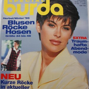 Op de afbeelding: Een vintage Burda Special tijdschrift uit herfst/winter 1995 met een model met kort donker haar in een lichtgeel jasje met kraag. De cover bevat tekst zoals Blusen Röcke Hosen, Extra Traumhafte Abendmode en Neu Kurze Röcke in aktueller Silhouette.