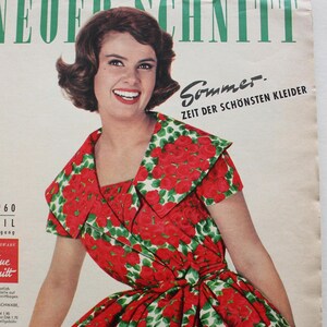 Op de afbeelding: Een vintage tijdschriftcover met een vrouw in een rood-groene bloemenjurk. Het tijdschrift heet "Neuer Schnitt" en de tekst op de omslag luidt "Sommer. Zeit der schönsten Kleider" (Zomer. Tijd voor de mooiste kleding).