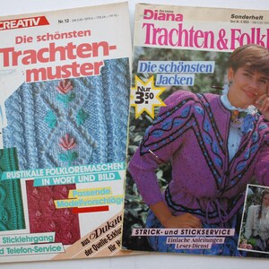 Könnte beinhalten: Zwei Vintage-Strickmagazine Diana-CREATIV und Diana Trachten & Folklore mit Anleitungen für traditionelle Kleidungsstücke. Die Titelseiten zeigen farbenfrohe Strickwaren, florale Stickmuster und erklärende Texte in deutscher Sprache.