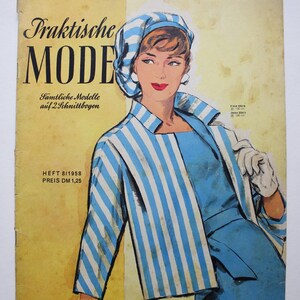 Peut inclure: Une couverture de magazine vintage représentant une femme portant une veste rayée bleu et blanc et une robe bleue. Le magazine est intitulé "Praktische MODE" et le texte "Sämtliche Modelle auf 2 Schnittbogen" est également visible. La couverture du magazine est jaunie par le temps.