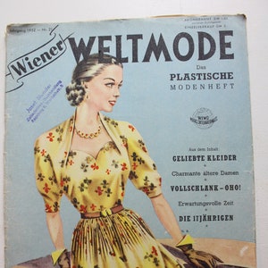 Peut inclure: Une couverture de magazine vintage représentant une femme en robe jaune à fleurs avec une ceinture rouge. Le magazine est intitulé "Wiener Weltmode" et le texte "Das Plastische Modenheft" est également visible. La couverture du magazine date de 1952.