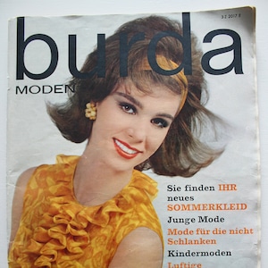 Könnte beinhalten: Ein Vintage-Magazincover mit einer Frau mit einem gelben Stirnband und einer gelben, geblümten Bluse. Das Magazin heißt "burda MODEN" und der Text auf dem Cover lautet "Sie finden IHR neues SOMMERKLEID Junge Mode Mode für die nicht Schlanken Kindermoden Luftige Sommermaschen Hausputz mit Köpfchen". Die Ausgabe ist datiert auf April 1963.