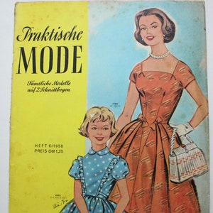 Pode incluir: Uma capa de revista vintage com duas mulheres vestindo vestidos. A revista é intitulada "Praktische MODE" e tem o texto "Sämtliche Modelle auf 2 Schnittbogen" e "HEFT 6/1958 PREIS DM 1,25" impresso na capa.