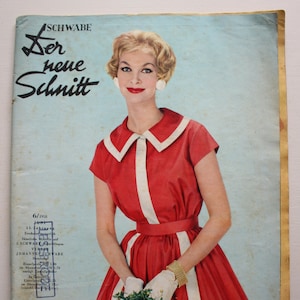 Könnte beinhalten: Ein Vintage-Magazincover mit einer Frau in einem rot-weißen Kleid, die einen Blumenkorb hält. Das Magazin heißt "Der neue Schnitt" und stammt aus dem Jahr 1958.