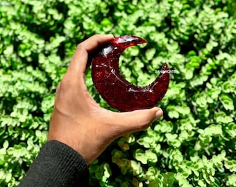 レッドオブシディアンガラスの月：癒しのクリスタル三日月彫刻 - Etsy 日本