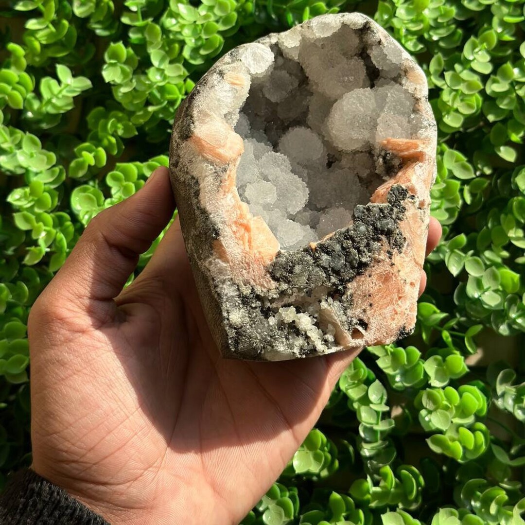 Apofilita de uva natural rara con geoda de estilbita roja sobre cáliz ...