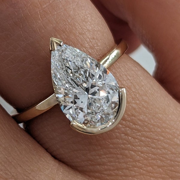 2 karaat diamanten verlovingsring peer, 14 kt geelgoud met helft - Bazel