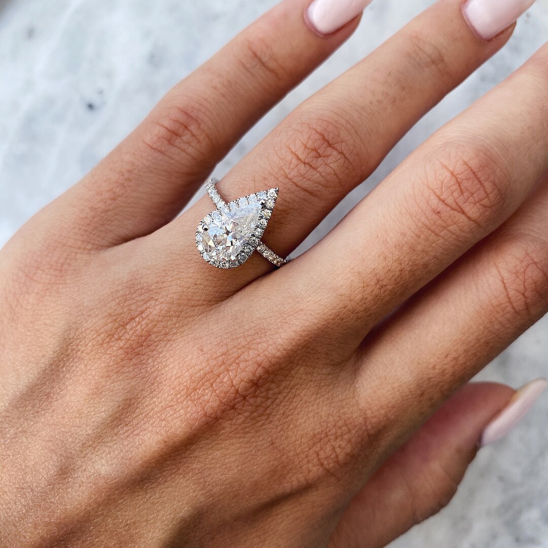 Bague De Fiançailles Halo Or Blanc 14k Avec Diamant Simulé Poire - Taille 7 - Poids Total 2.65 Carats