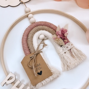 gepersonaliseerde regenboogring met droogbloemen/deurbordje voor de kinderkamer