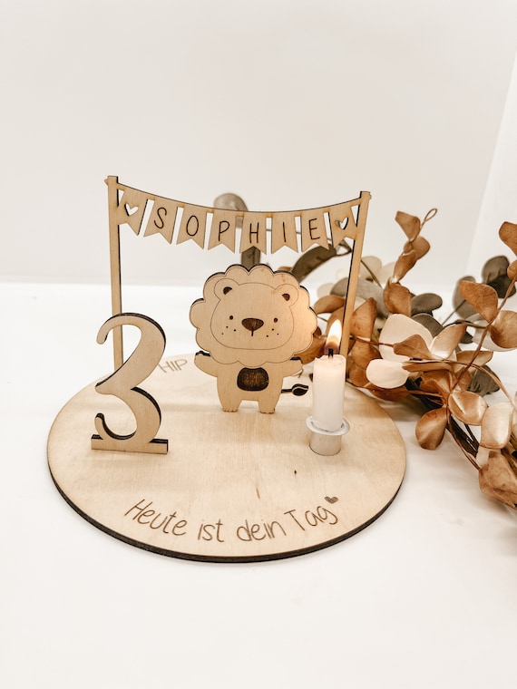 Personalisierte Geburtstagsdeko aus hochwertigem Birkenholz mit Name, Zahl & süßen Motiven – perfekt für den 1. Geburtstag u. viele weitere.