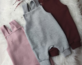 Latzhose in verschiedene Farben Handgenäht aus Waffeljersey für Baby Hose unisex für Jungen und Mädchen Newborn Erstlingsausstattung