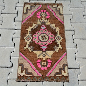 Tapete vintage de lã marrom: Tapete de entrada rosa Oushak (8,5 x 43 cm)