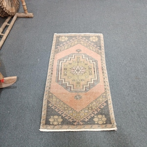 Paillasson vintage turc en laine oushak : tapis d&#39;entrée d&#39;Anatolie (3,1 x 1,6 pieds)