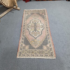 Paillasson vintage d&#39;Anatolie : tapis d&#39;entrée Oushak (3,8 x 1,8 pi)