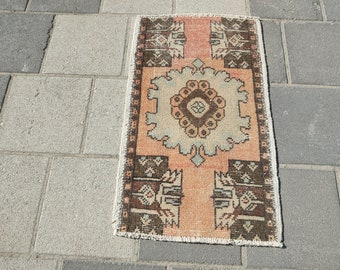Handgefertigter 70x30 Vintage türkischer Teppich: Orangefarbener anatolischer Miniteppich