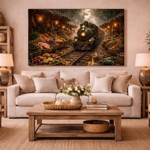 Op de afbeelding: Een groot canvas schilderij toont een vintage trein die door een drukke markt vol producten rijdt. De scène is rijk aan kleuren, met manden vol fruit en groenten en warme verlichting. Het kunstwerk wordt boven een crèmekleurige bank tentoongesteld.