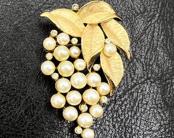 1960s Crown Trifari Gold Tone, Faux Pearl and Rhinestone Grape Bunch Brooch - 2512