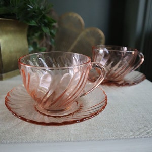 Tasse à thé et soucoupe en verre rose Arcoroc Rosaline, verrerie rose vintage, verrerie des années 1980, tourbillon rose, Arcoroc France