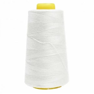 Könnte beinhalten: Eine weiße Garnrolle mit gelbem Plastikdeckel.