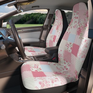 Può includere: Un paio di coprisedili per auto con un design a patchwork con motivi floreali rosa, bianchi e blu. Le fodere sono realizzate in un tessuto morbido e confortevole e sono facili da installare.