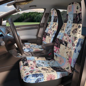 Pode incluir: Um conjunto de duas capas de assento de carro com um design de patchwork que apresenta padrões florais e geométricos em tons de azul, rosa e bege.