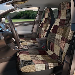 Pode incluir: Um conjunto de duas capas de assento de carro com um design de patchwork em vários tons de marrom, bege, vermelho e preto. As capas são feitas de um tecido acolchoado macio e têm uma sensação confortável.