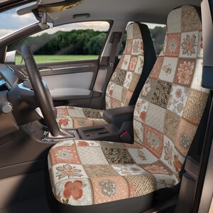 Pode incluir: Um par de capas de assento de carro com um design de patchwork que apresenta padrões florais bege, marrom e pêssego. As capas são feitas de um tecido macio e confortável e são fáceis de instalar.