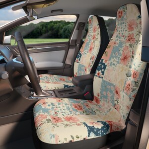 Pode incluir: Um conjunto de duas capas de assento de carro com um design de patchwork que apresenta padrões florais em tons de rosa, azul e creme. As capas são feitas de um tecido macio e confortável e são fáceis de instalar.