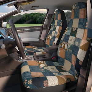 Pode incluir: Um par de capas de assento de carro com um design de patchwork que apresenta quadrados azuis, marrons e brancos com detalhes florais. As capas são feitas de um tecido macio e confortável e são fáceis de instalar.