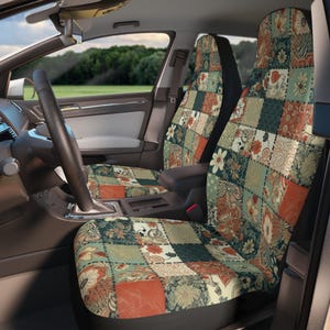 Pode incluir: Um par de capas de assento de carro com um design de patchwork que apresenta vários padrões florais em tons de verde, laranja e bege. As capas são feitas de um tecido macio e confortável e são fáceis de instalar.