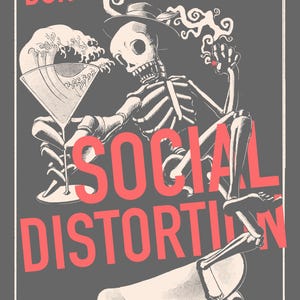 Pode incluir: Uma ilustração em preto e branco de um esqueleto a andar de skate com um copo de martini numa mão e um cigarro na outra. O texto "DON'T DRAG ME DOWN" está no topo da imagem e "SOCIAL DISTORTION" está na parte inferior.