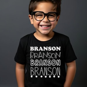 Nombre repetido camiseta neutral de género para niños y niños pequeños, linda camiseta de regreso a la escuela todo sobre mí, camiseta en blanco y negro para niños en edad preescolar