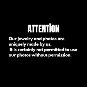 K&ouml;nnte beinhalten: Schwarzwei&szlig;er Text auf schwarzem Hintergrund. Der Text lautet: "ACHTUNG Unsere Schmuckst&uuml;cke und Fotos sind einzigartig und von uns hergestellt. Es ist nicht gestattet, unsere Fotos ohne Genehmigung zu verwenden."