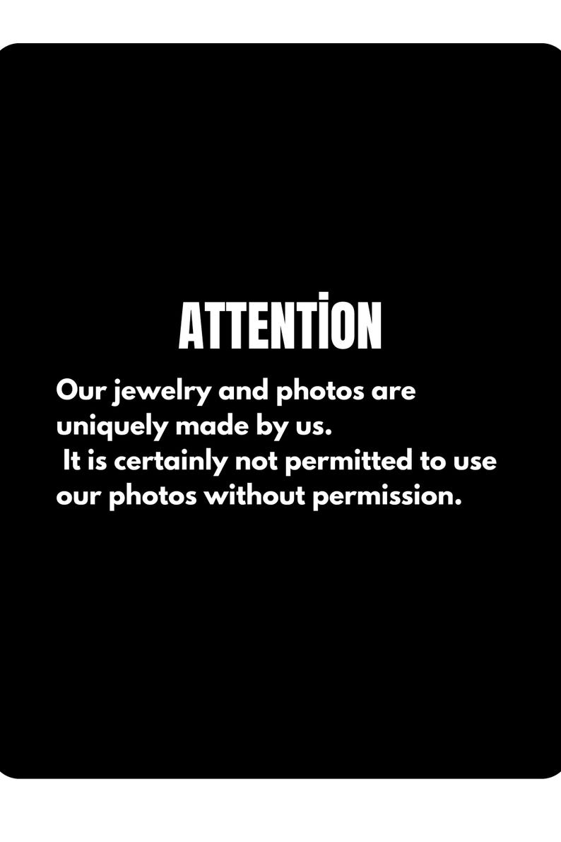 K&ouml;nnte beinhalten: Schwarzwei&szlig;er Text auf schwarzem Hintergrund. Der Text lautet: "ACHTUNG Unsere Schmuckst&uuml;cke und Fotos sind einzigartig und von uns hergestellt. Es ist nicht gestattet, unsere Fotos ohne Genehmigung zu verwenden."