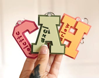 Varsity Buchstabe Tag | Rucksack Namensschild | Rucksack Schlüsselanhänger | Windel Taschenanhänger | Lunch Box Anhänger | Personalisierter Schlüsselbund | Kinder Name Schlüsselanhänger