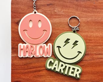 Etiqueta con nombre y carita sonriente retro / Etiqueta para mochila / Llavero para mochila / Etiqueta para bolso de pañales / Etiqueta para lonchera / Llavero personalizado / Llavero con nombre para niños