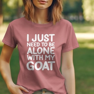 Eu só preciso ficar sozinho com minha camiseta de cabra, camiseta engraçada de amante de cabra, presente fofo de amante de cabra, camiseta de mãe de cabra, camiseta de pai de cabra, vida na fazenda